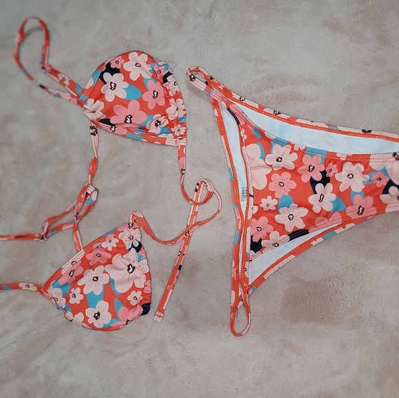 Bikini - Picture 1 of 1